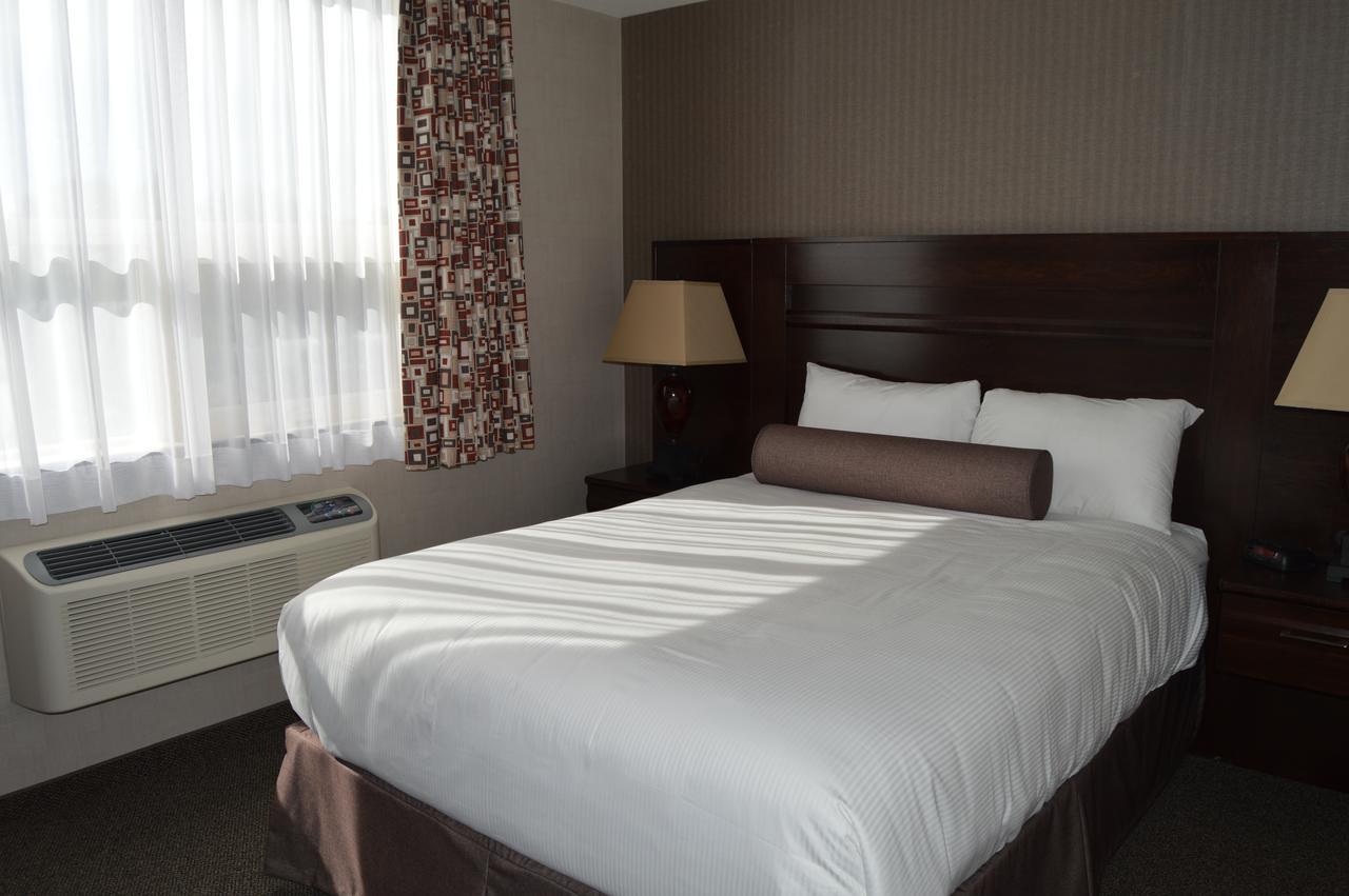 Cobble Creek Lodge Maple Creek Екстериор снимка