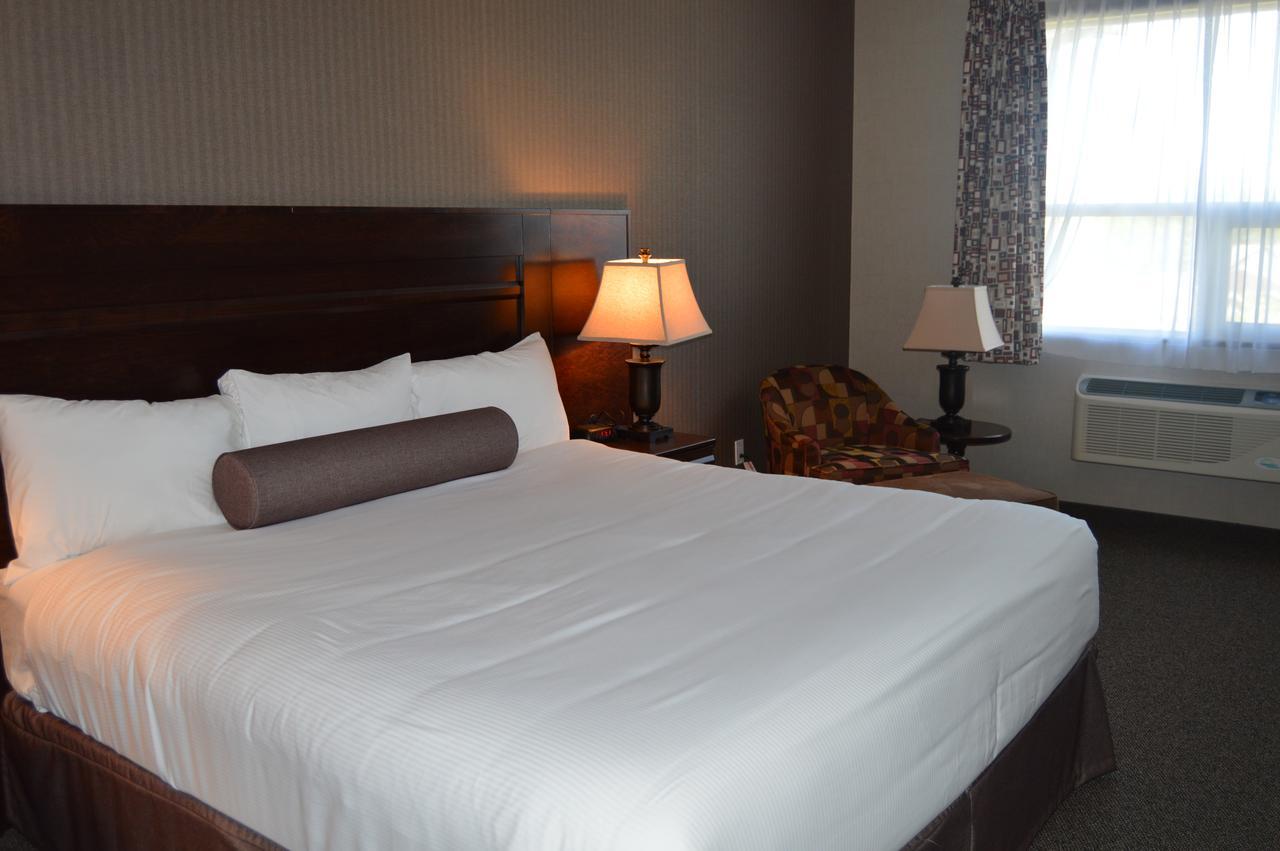Cobble Creek Lodge Maple Creek Екстериор снимка