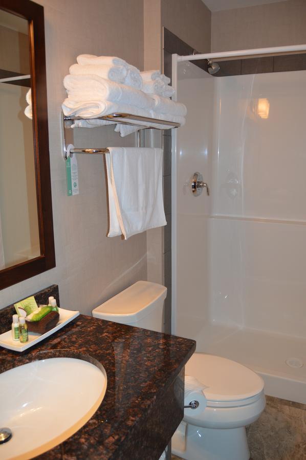Cobble Creek Lodge Maple Creek Екстериор снимка